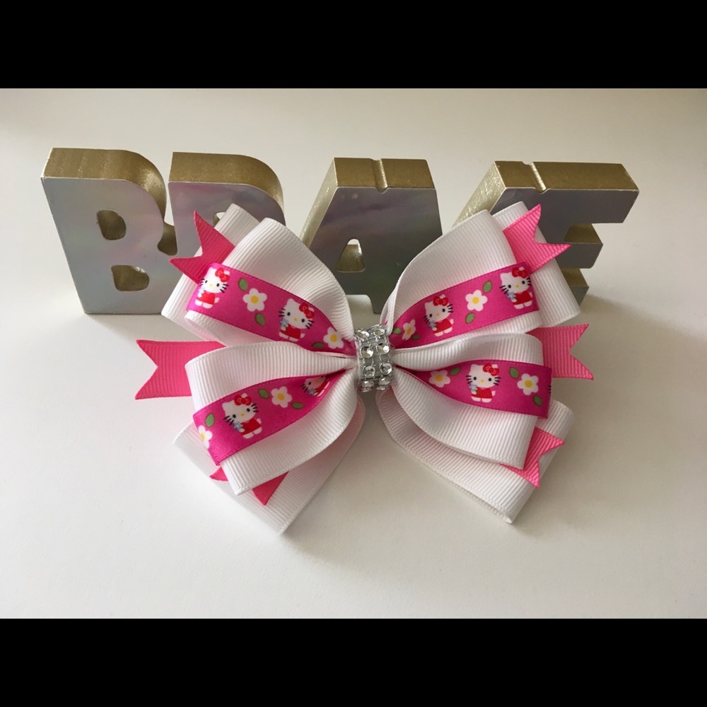 White w/ pink 🎀hello kitty bow